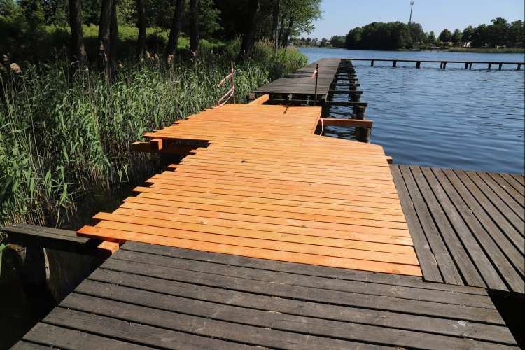 Trwa renowacja pomostów na plaży przy ul. Jeziornej w Złotowie