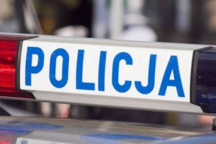 Pomylił gaz z hamulcem - kompletnie pijany wjechał w zaparkowany samochód