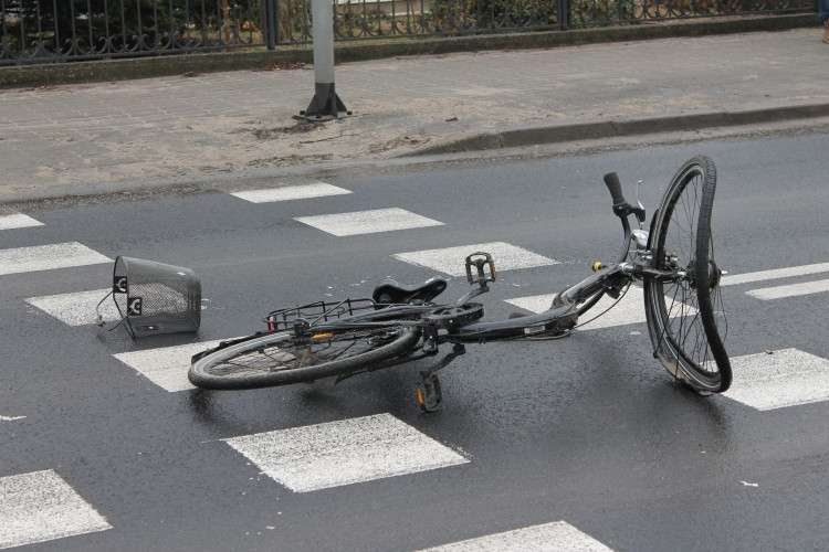 Potrącił rowerzystkę na oznakowanym przejściu dla pieszych. Stracił prawo jazdy
