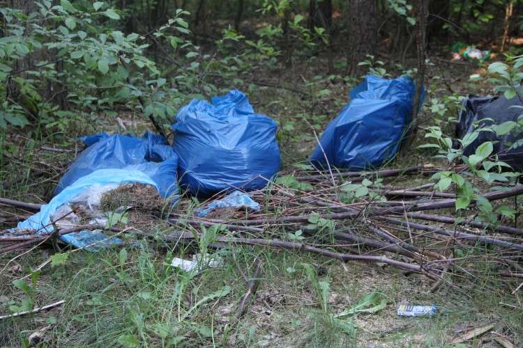 Coraz więcej śmieci w Rezerwacie Czarci Staw