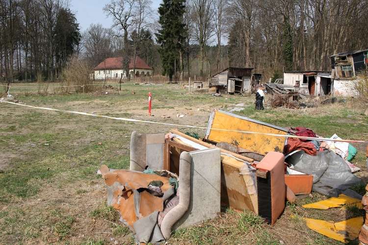 Bałagan w sąsiedztwie cmentarza. Taki widok to wstyd!