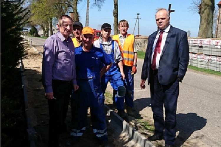 Ruszyła budowa chodnika w Czernicach
