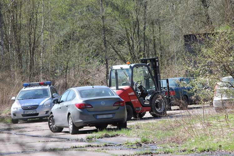 [Wideo] Kradzież broni. Policja bada miejsce przestępstwa