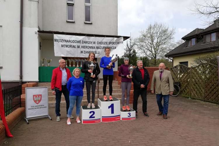 Policjantka Monika Kapera na podium 16 Ogólnopolskich Zawodów w Chodzie Sportowym