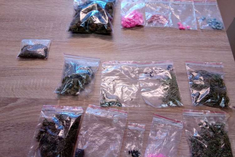 Policjanci zabezpieczyli ponad dwa tysiące porcji narkotyków