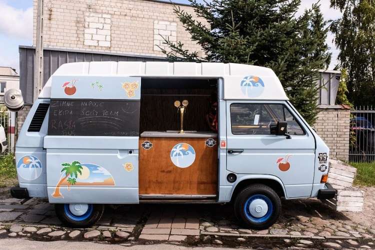 Wylicytujcie VW BUS T3 przerobionego na mobilny bar z didżejką
