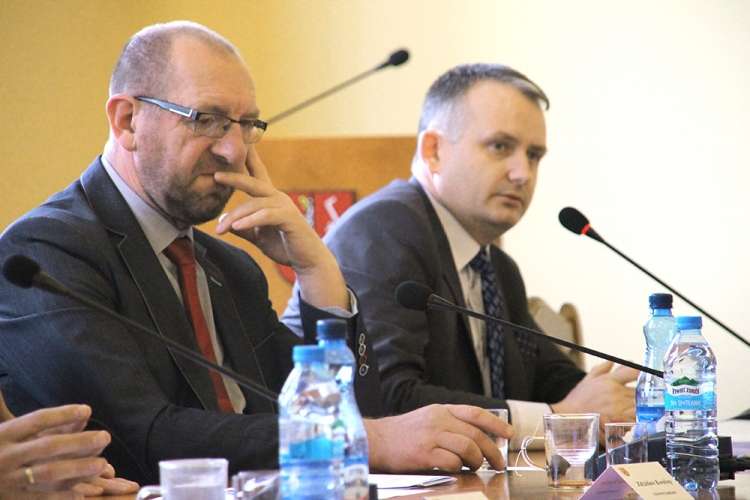 Pytania o pieniądze bez odpowiedzi