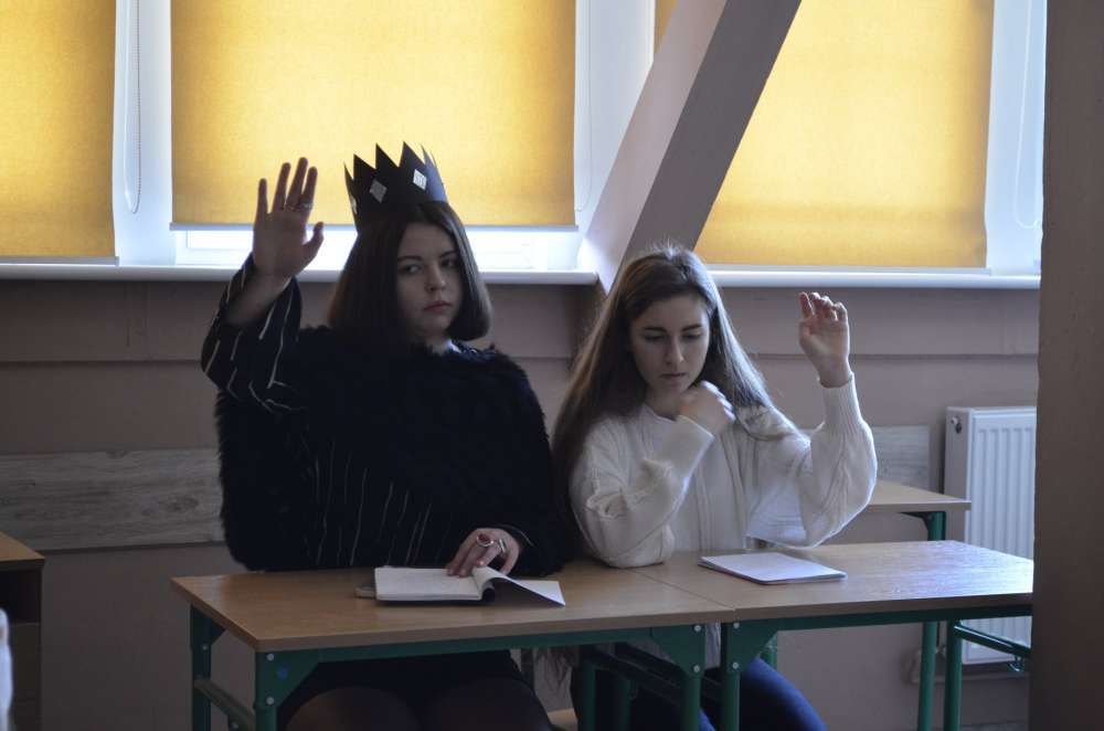 Sensacyjna konferencja prasowa i proces w szkole