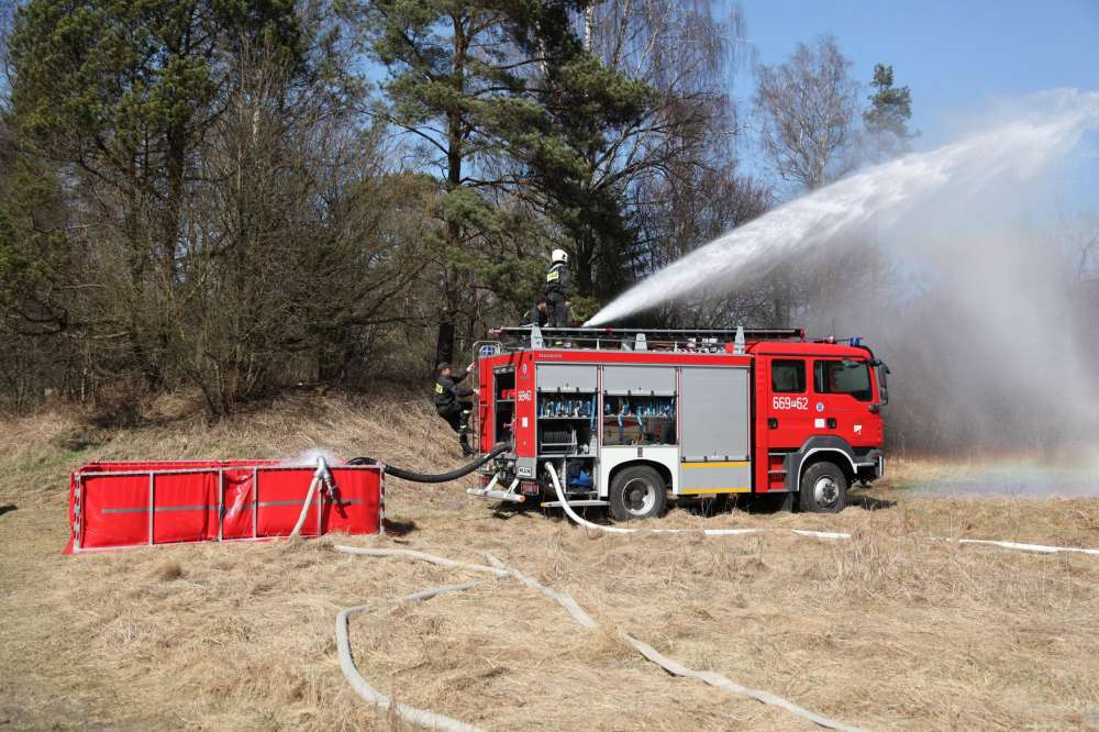 Wspólne ćwiczenia strażaków nad Gwdą