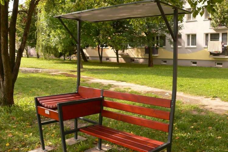 Ławeczki z przewijakiem w Złotowie