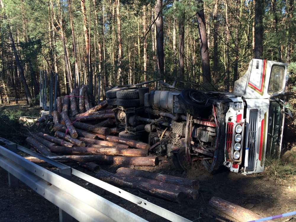 Przewrócona ciężarówka w lesie