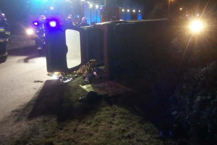 Pijany kierowca zatrzymał się na żywopłocie