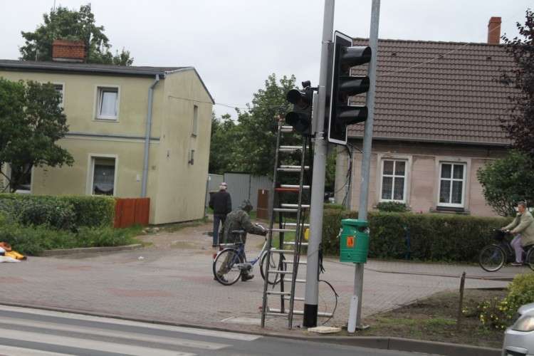 Włączone na przejściu światła blokowały ruch w centrum Złotowa