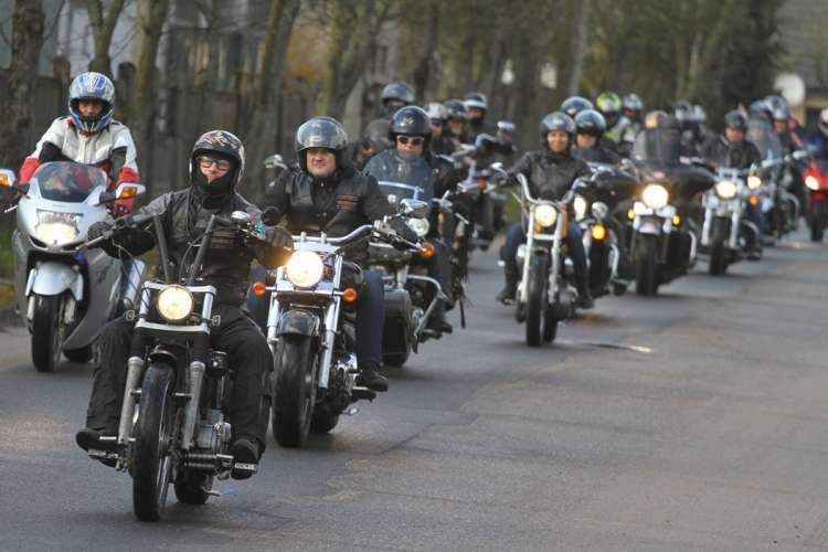 Niebawem rozpoczęcie sezonu motocyklowego - policjanci apelują o rozwagę