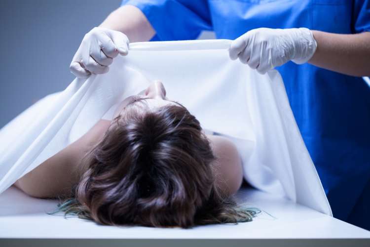 Brak czasu dla nieboszczyków - pracownik złotowskiego szpitala nie ubiera już zmarłych