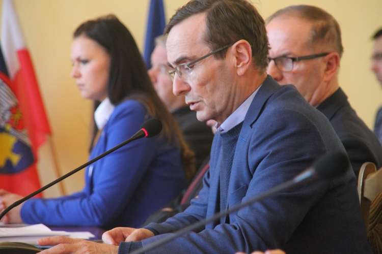 800 tysięcy złotych mniej