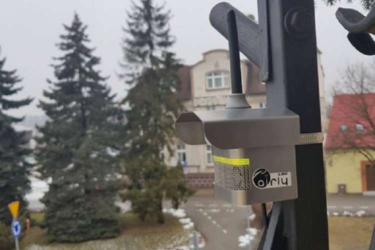 Trwa montaż czujników do analizowania stanu powietrza w Złotowie