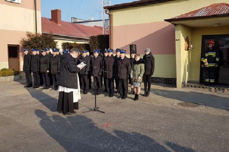 Uroczysta zmiana służby w jednostce ratowniczo-gaśniczej w Złotowie