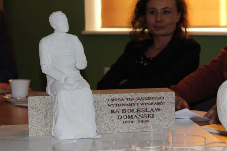 Wybrano wstępny projekt pomnika ks.dra B. Domańskiego w Złotowie