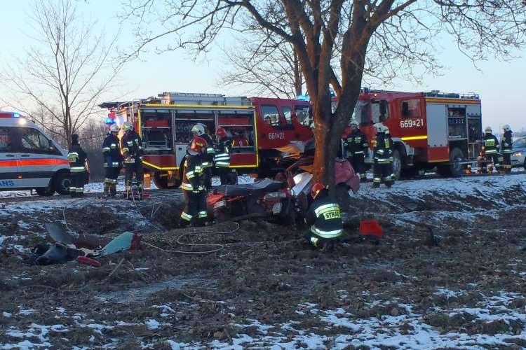 Strażacy wyciągnęli kierowcę z roztrzaskanej hondy