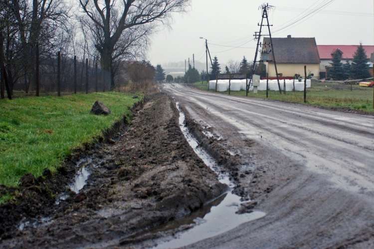 Sołtysi i radni pytają włodarzy o naprawy dróg gminnych
