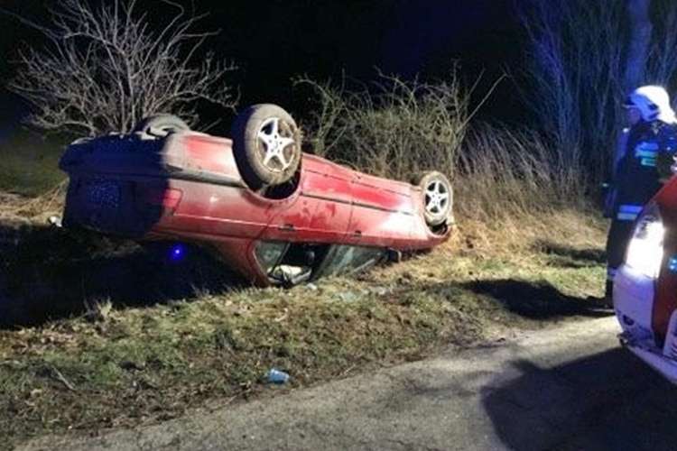 BMW dachowało. Jedna osoba trafiła do szpitala