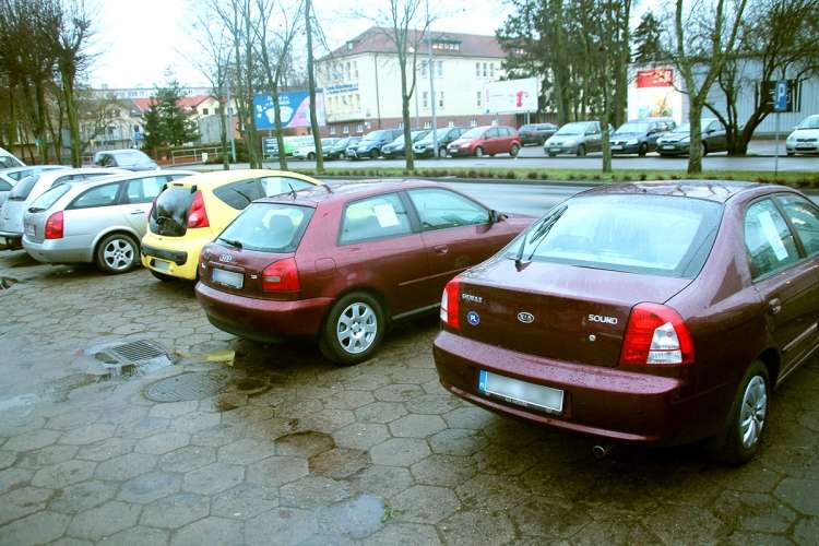 [SONDA] Giełda pod starostwem - nadal blokowane są miejsca na największym w Złotowie parkingu