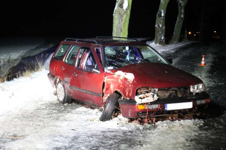 Uderzył volkswagenem w drzewo