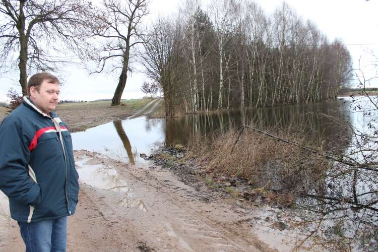 Droga pod wodą. Rolnicy ze Starej Wiśniewki i Prochów mają problem