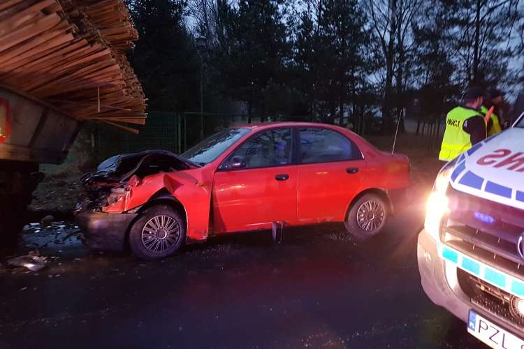 Zderzenie z przyczepą. Pięć osób rannych