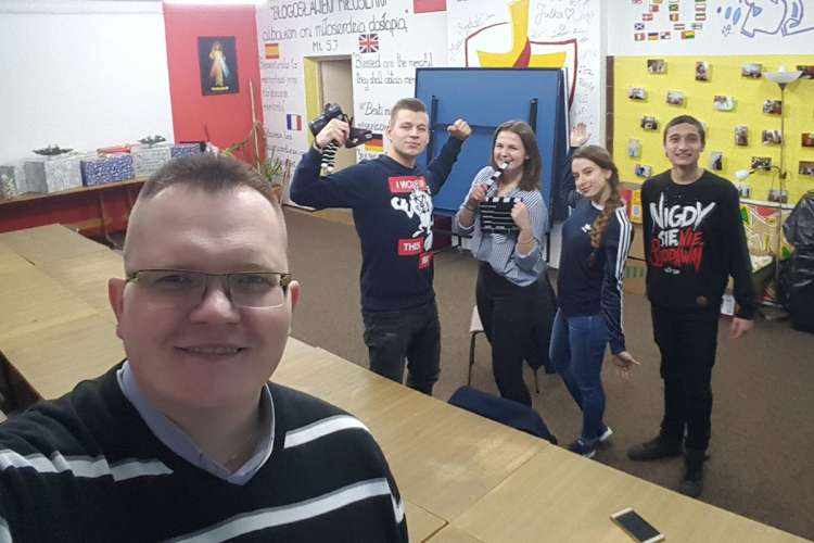 Padre i przyjaciele idą z pomocą