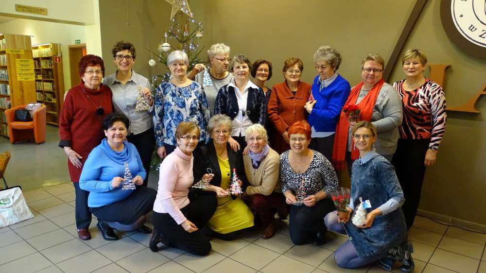Wiklinowe choinki w Klubie 50+ w Miejskiej Bibliotece Publicznej