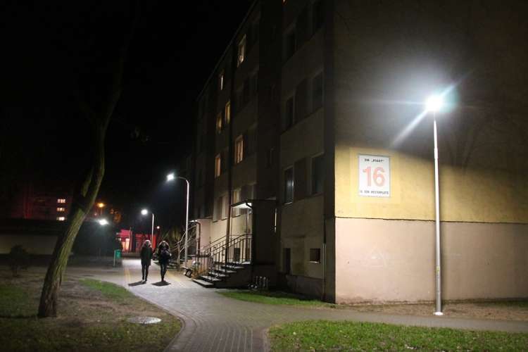 Więcej lamp między spółdzielczymi blokami