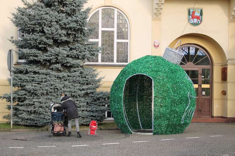 Bombka przed urzędem w Złotowie