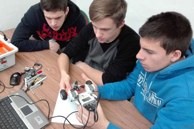 Uczniowie złotowskiego CKZiU na Międzyszkolnym Turnieju Robotów w Pile