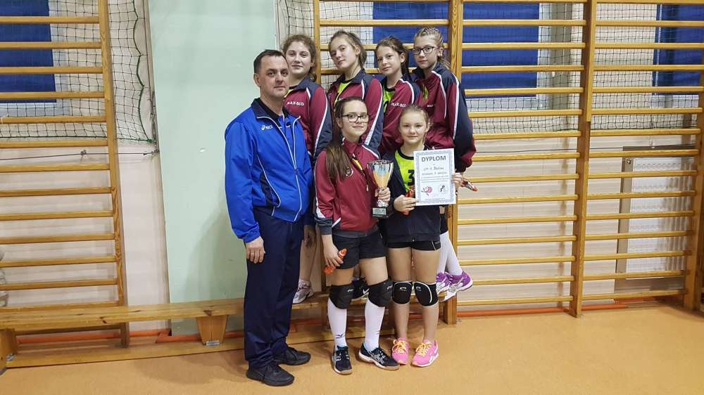 Siatkarki Szkoły Podstawowej nr 1 i Sparty Złotów na turnieju w Miastku
