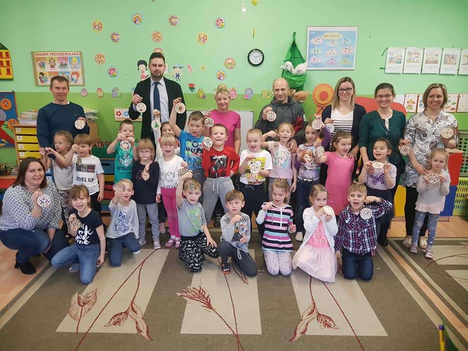Przedszkolaki wykonały świąteczne ozdoby