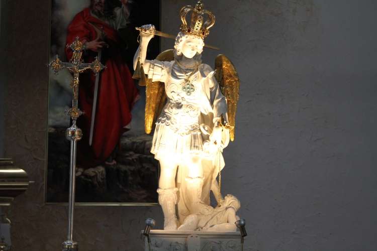 Kopia figury Św. Michała Archanioła z Monte Sant`Angelo w Złotowie