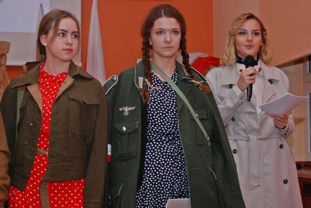 Wieczornica patriotyczna w łobżenickiej szkole średniej