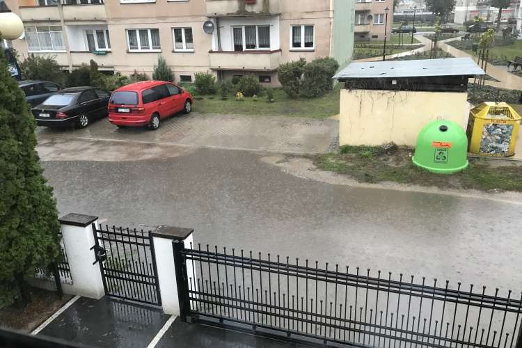 Woda wdziera się na posesje
