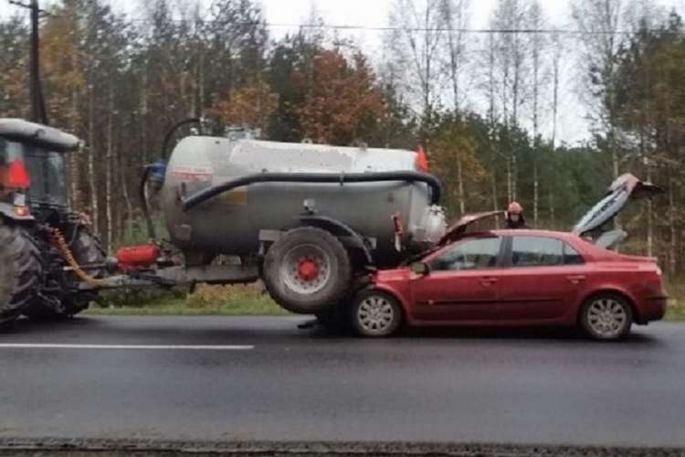 Wjechała w beczkowóz, wioząc koleżankę na egzamin.. na prawo jazdy