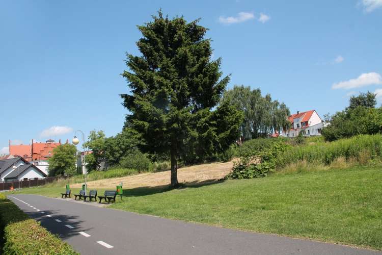 Kolejne sprzedaże przy promenadzie