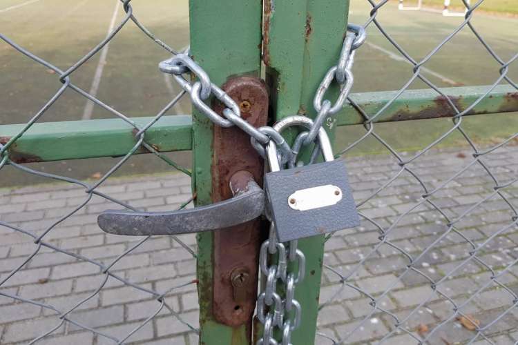 Boisko przy Dwójce zamknięte