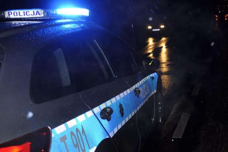 Pijany mężczyzna leżał na drodze