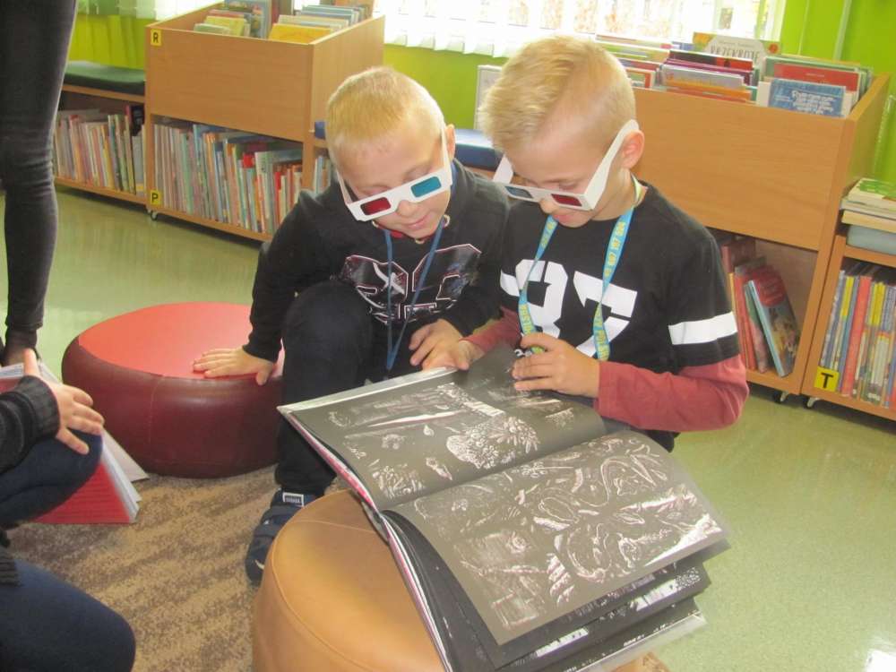 Uczniowie ze Świętej z wizytą w Miejskiej Bibliotece Publicznej w Złotowie
