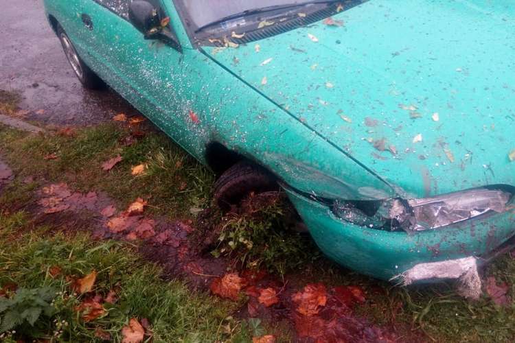 Policjanci zatrzymali nietrzeźwego kierowcę, który uszkodził budynek OSP w Osówce