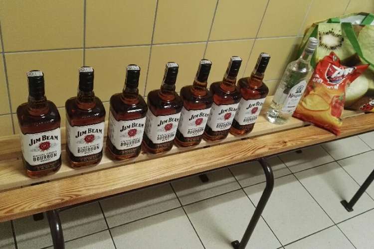 Sprawcy kradzieży alkoholu zatrzymani na gorącym uczynku w Okonku