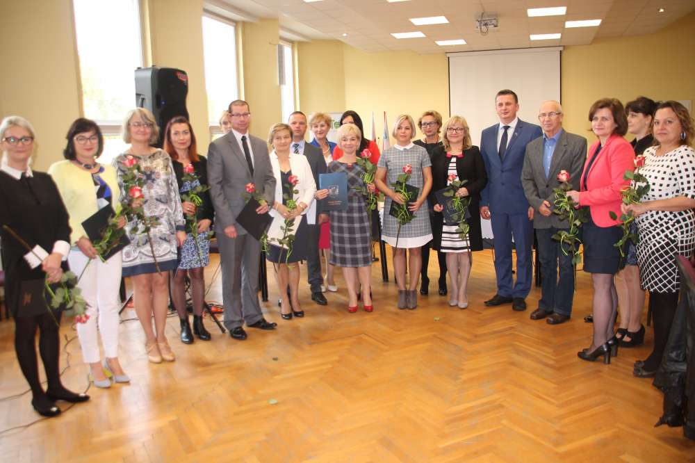 Burmistrz nagrodził nauczycieli