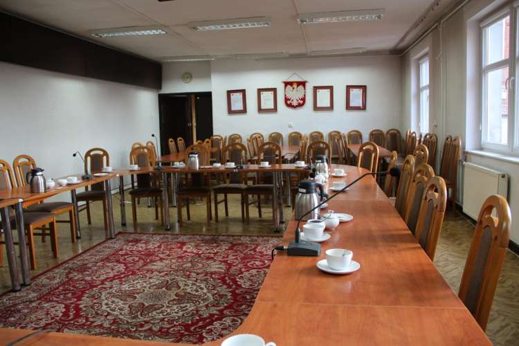 Zapomniany okonecki ratusz z wodą w piwnicy