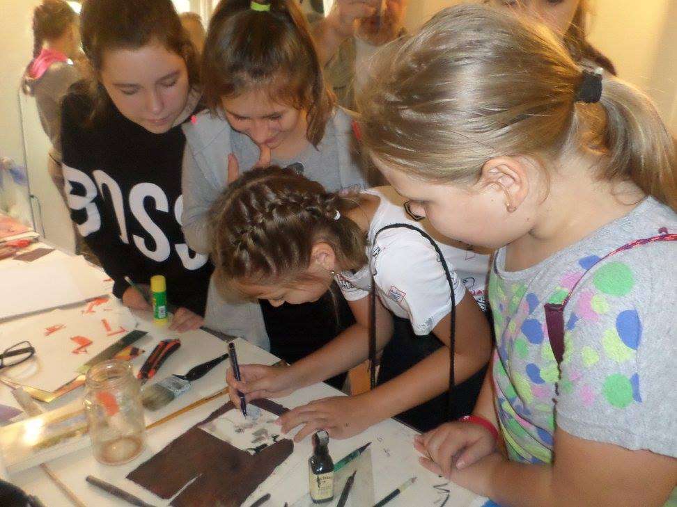 Uczniowie Jedynki na plenerze malarskim w Folwarku Hawaje